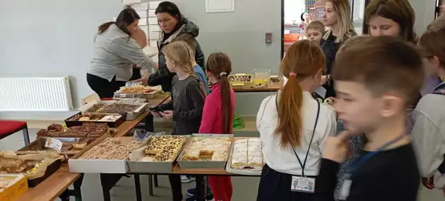 W piątek, 17 lutego miała miejsce kolejna akcja zorganizowana przez SP nr 5 w Jędrzejowie dla Radka. Tym razem odbył się kiermasz ciast i licytacje antyków.