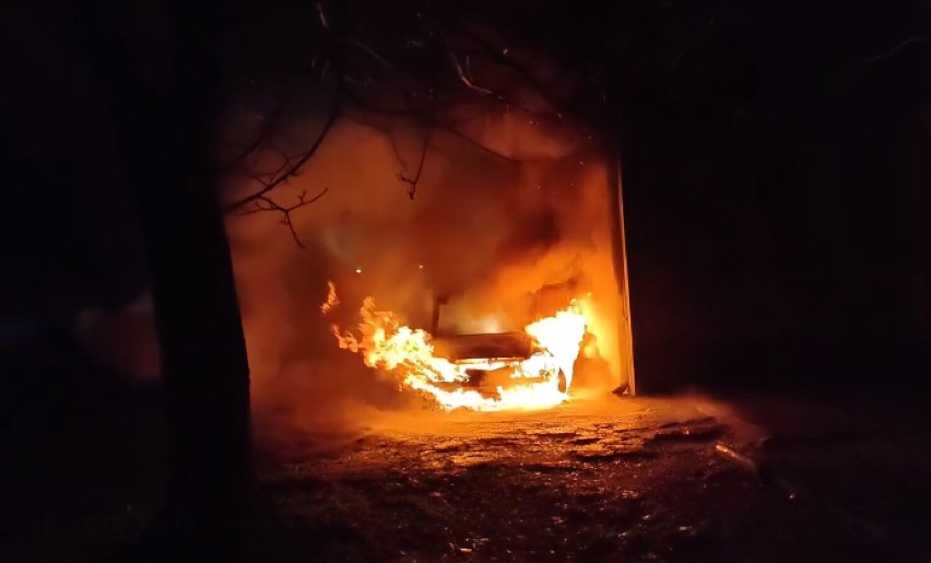 Pożar samochodu w Pieńsku. Policja bada, czy to było...