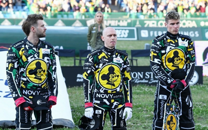 Jarosław Hampel (w środku) w sezonie 2024 jest liderem...