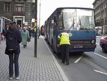 Wczoraj z bielskiego autobusu wypadła kobieta.
ZDJĘCIE: JACEK DROST