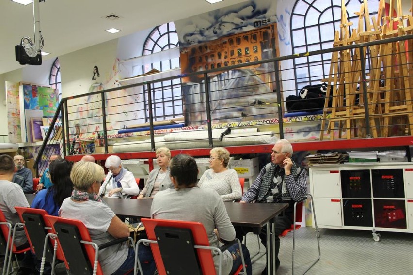 Zduńska Wola. Biblioteka zaprosiła  niewidomych do łódzkich muzeów