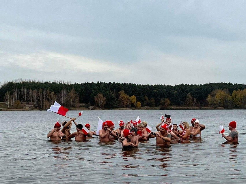 Morsy Kalisz uczciły Święto Niepodległości kąpielą w zbiorniku w Szałem. ZDJĘCIA