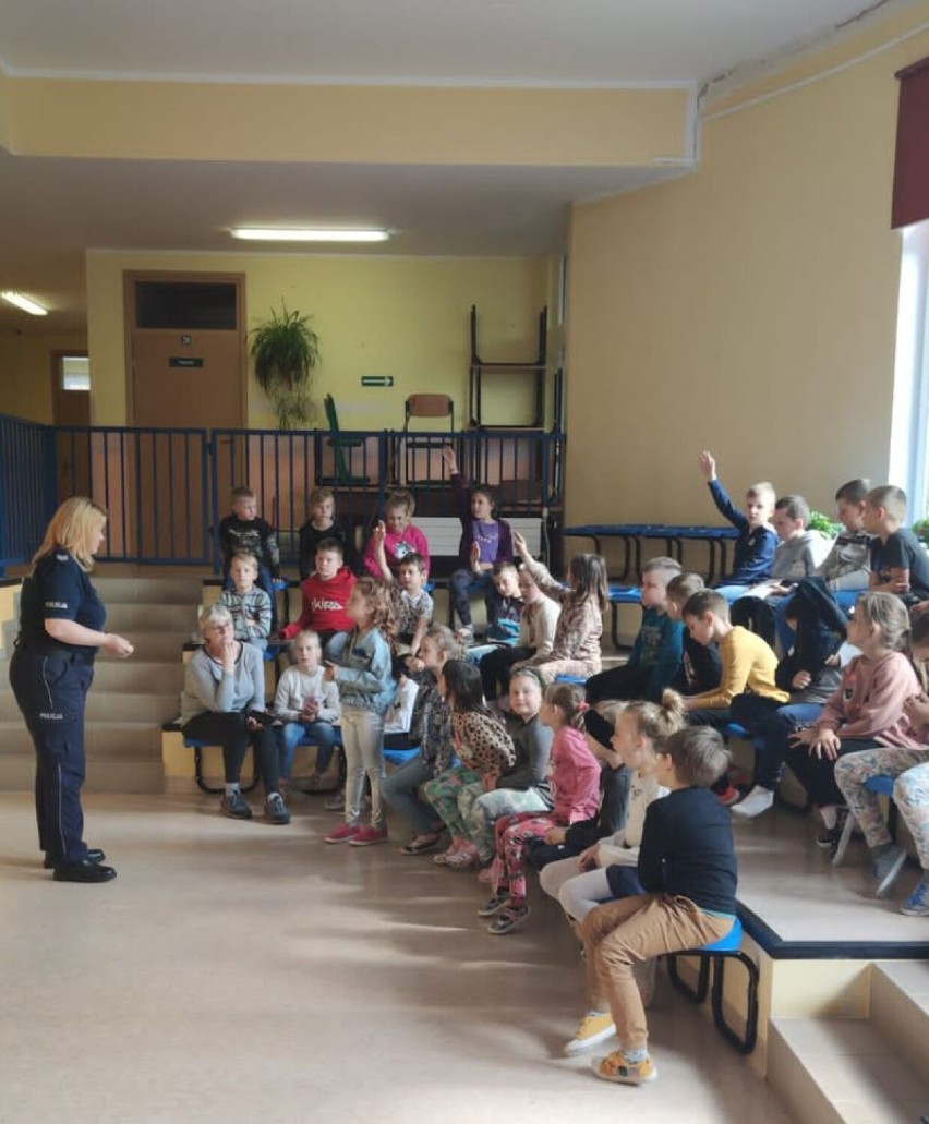 Uczniowie ze szkoły w Ryjewie spotkali się z policjantami i strażakami. Wszystko w ramach akcji "Uczę się bezpieczeństwa"