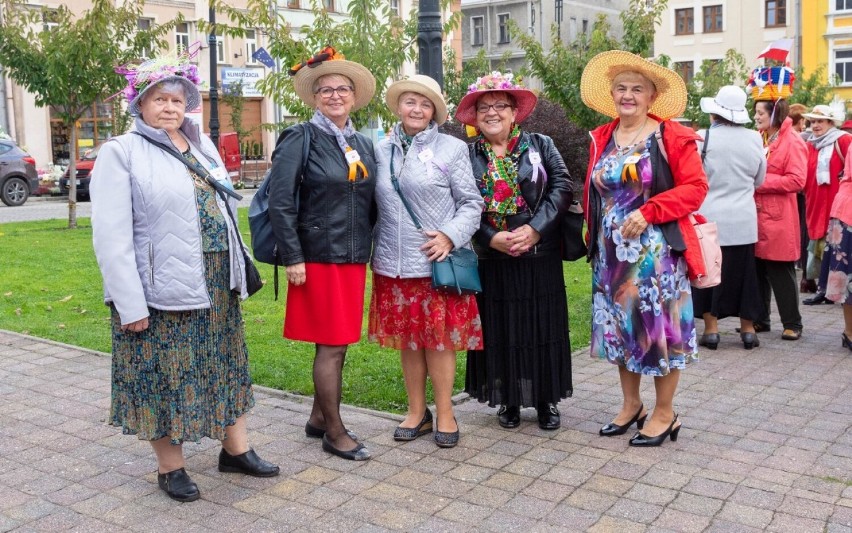 Kapeluszowe szaleństwo podczas Senioraliów w Mieroszowie