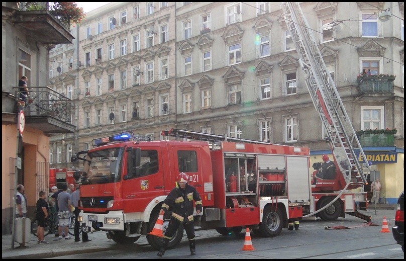 Wrocław: Pożar dachu przy Więckowskiego (ZDJĘCIA internauty)