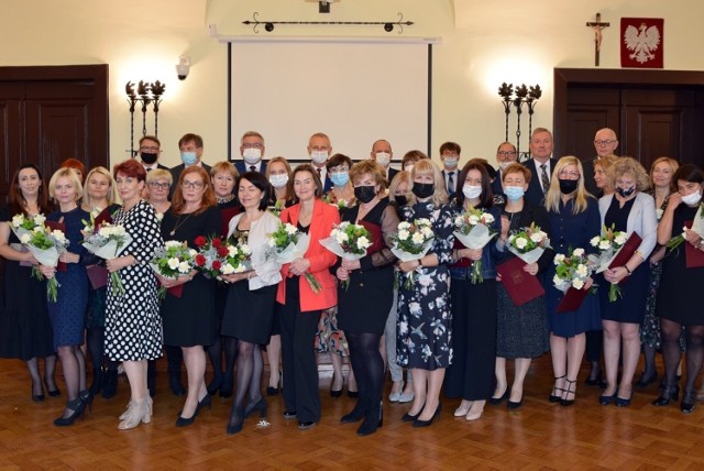 Podczas uroczystości z okazji Dnia Edukacji Narodowej prezydent Inowrocławia nagrodził 25 nauczycieli i 5 dyrektorów szkół podstawowych oraz przedszkoli