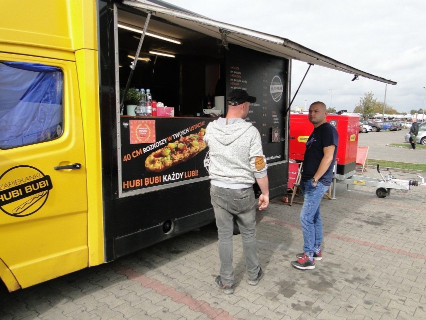 Zlot Food Trucków w Radomiu. Setki osób smakują dania przed galerią handlową Atrium Gama