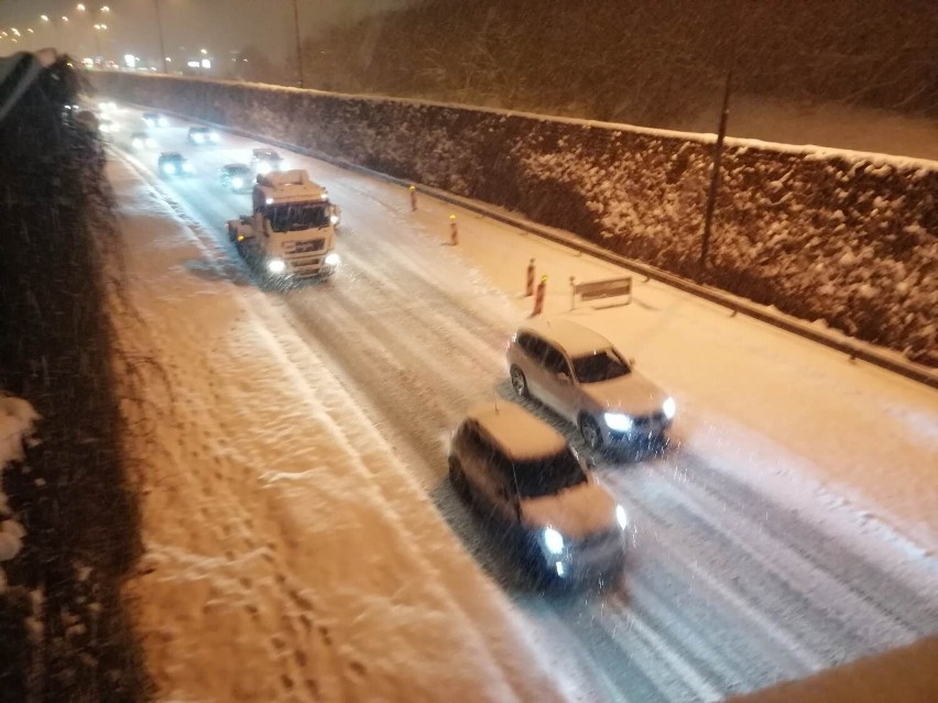 Koszmarne warunki na krakowskich drogach. Śniegu nieustannie...