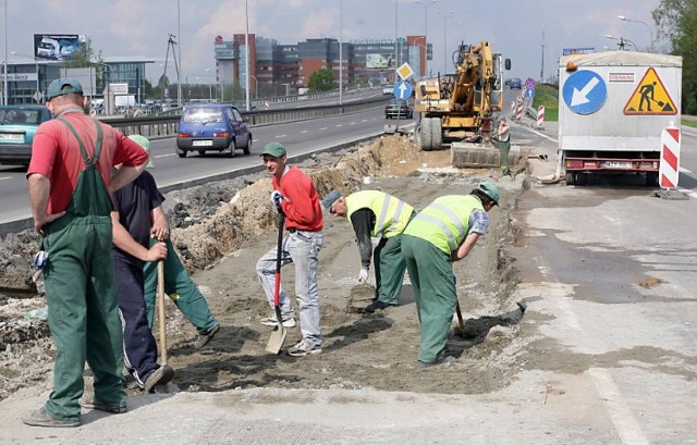 Pokusiliśmy się o pokazanie 10 największych inwestycji w naszym regionie, żeby u progu rozpoczynających się wakacji mieszkańcy województwa śląskiego mieli rozeznanie, gdzie mogą utknąć w korku. Oto one!

Zobacz listę utrudnień drogowych. Przesuwaj zdjęcia i mapki w prawo >>>