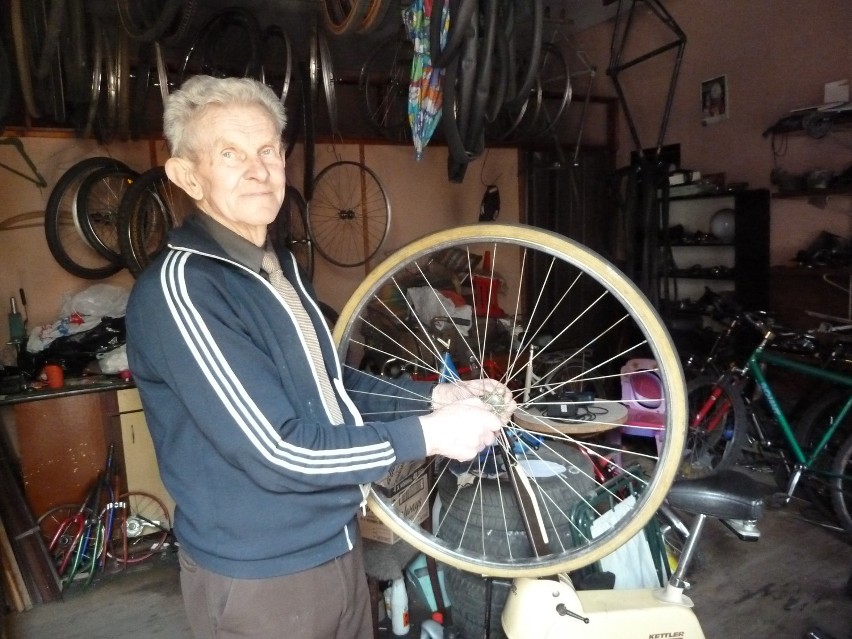 82-letni Tadeusz Szczepaniak nadal naprawia rowery.