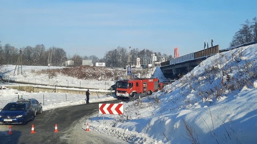 Samochód w Bielsku-Białej spadł z wiaduktu wprost na drogę....