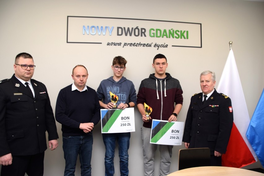 Malbork. 16-latek nagrodzony przez burmistrza Nowego Dworu Gdańskiego. Razem z kolegą szybko poinformowali o pożarze