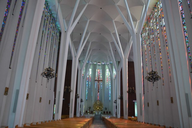 Wnętrze bazyliki konkatedralnej, poświęconej przed pół wiekiem przez metropolitę krakowskiego kardynała Karola Wojtyłę