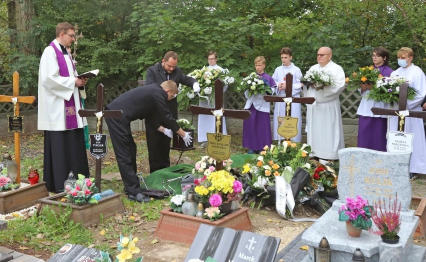 Zobacz kolejne zdjęcia. Przesuwaj zdjęcia w prawo - naciśnij...