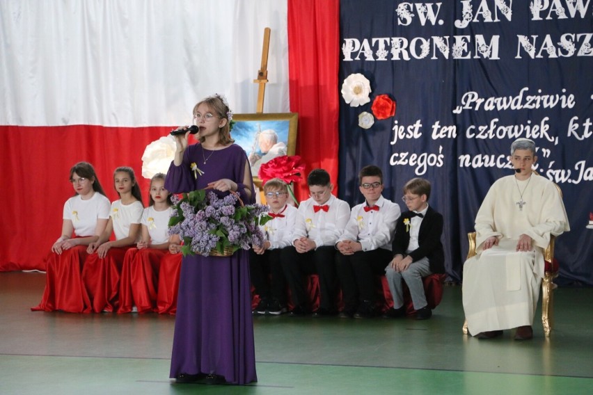 Uroczystość nadania sztandaru Szkole Podstawowej im. św. Jana Pawła II w Działoszynie ZDJĘCIA