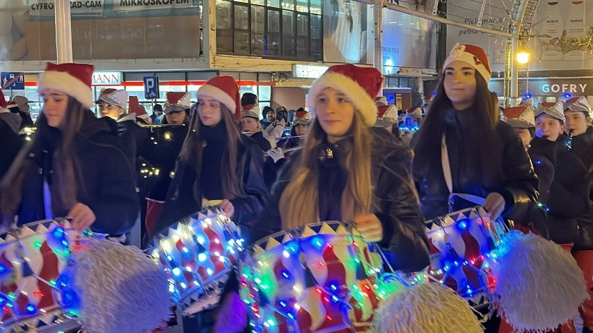 Świąteczna Parada Światła przeszła przez centrum Radomia. W kolorowym orszaku przeszło mnóstwo mieszkańców. Zobacz zdjęcia