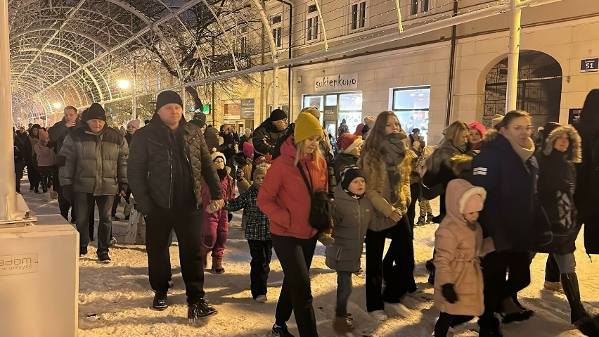 Świąteczna Parada Światła przeszła przez centrum Radomia. W kolorowym orszaku przeszło mnóstwo mieszkańców. Zobacz zdjęcia