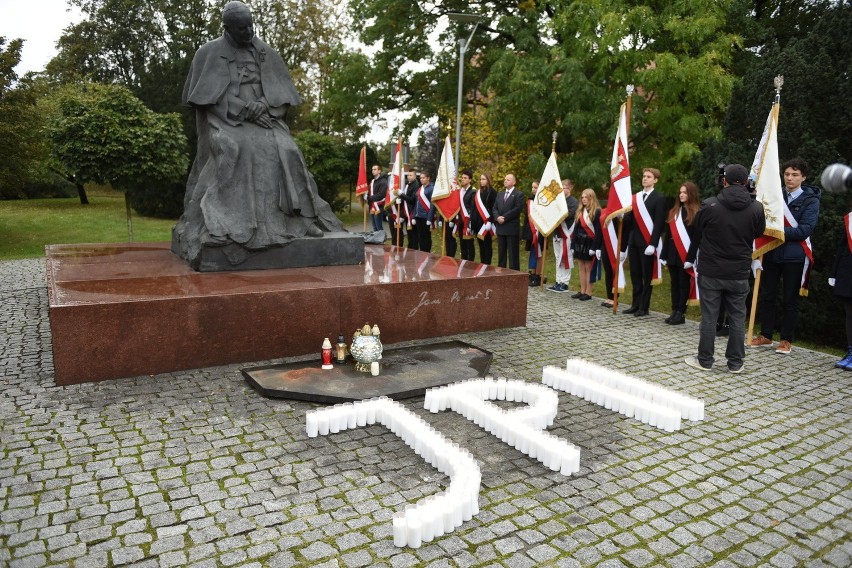 Uroczystości pod pomnikiem Jana Pawła II
