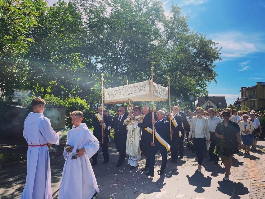Mnóstwo ludzi w procesji Bożego Ciała w parafii Matki Bożej Nieustającej Pomocy w Starachowicach. Zobaczcie zdjęcia i film