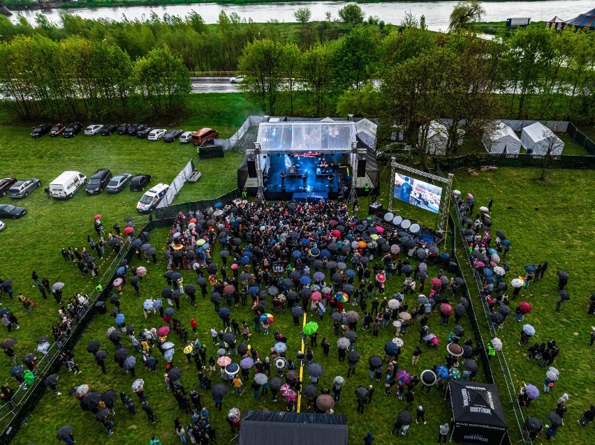 Festiwal Jabłonki Swawole 2023 w Sandomierzu. LemON i Sara James przyciągnęli tłumy. Pięknie rozświetlone miasto na zdjęciach z drona