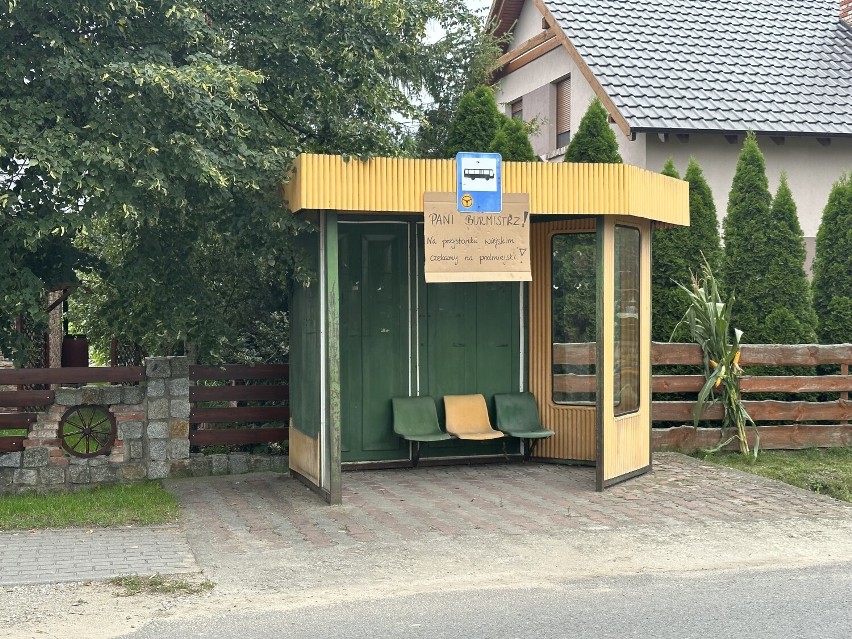 Przystanek autobusowy w Mełpinie podczas dożynek gminy Dolsk...