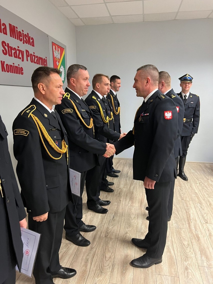 Strażacy z Konina otrzymali awanse i nagrody z okazji 11 listopada