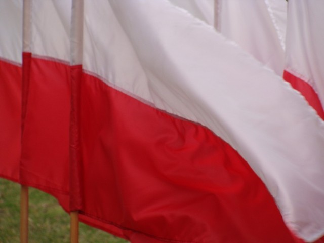 Kilkaset flag biało-czerwonych trafi w najbliższych dniach do mieszkańców powiatu.