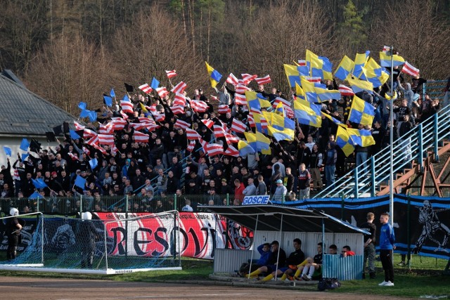 W meczu 22. kolejki 4 ligi Polonia Przemyśl zremisowała u siebie z Ekoballem Stalą Sanok 1:1 (0:0). Zobaczcie zdjęcia policjantów zabezpieczających spotkanie i doping kibiców.

