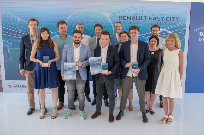 Laureaci i jury finału konkursu Renault Easy City. Design...