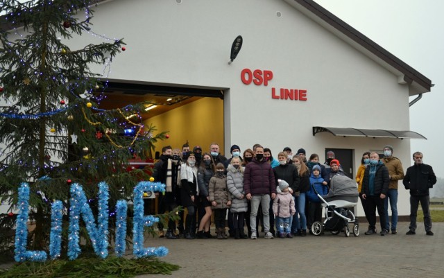 Strażacy OSP Linie już drugi raz zorganizowali akcję ubierania choinki wraz z mieszkańcami.