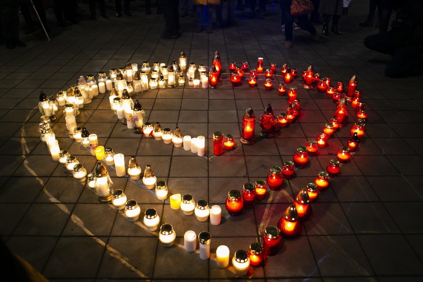 Światełko dla Adamowicza. Niezwykły happening w Warszawie w rocznicę ataku na polityka