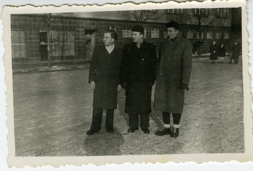Rok 1952. Tadeusz Tomczak (z prawej) z kolegami na...
