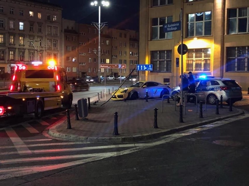 Wrocław. Groźny wypadek porsche na trasie W-Z, przy pl. Dominikańskim. Zobacz zdjęcia