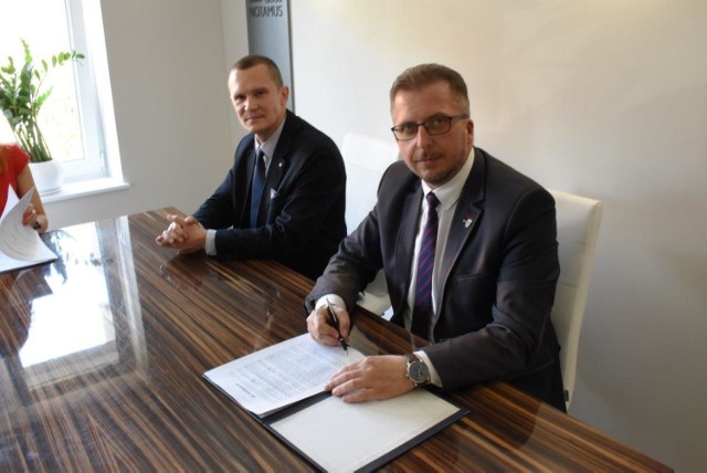 Burmistrz Mirosław Gąsik z pełnomocnikiem Miasta Gniezna podpisali 11 lipca akt notarialny ws. przejęcia przez Szprotawę biurowca odlewni.