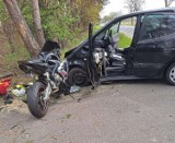 Poważny wypadek w powiecie leszczyńskim. Po rannego motocyklistę wezwano śmigłowiec. Poszukiwani świadkowie zderzenia LPR ZDJĘCIA