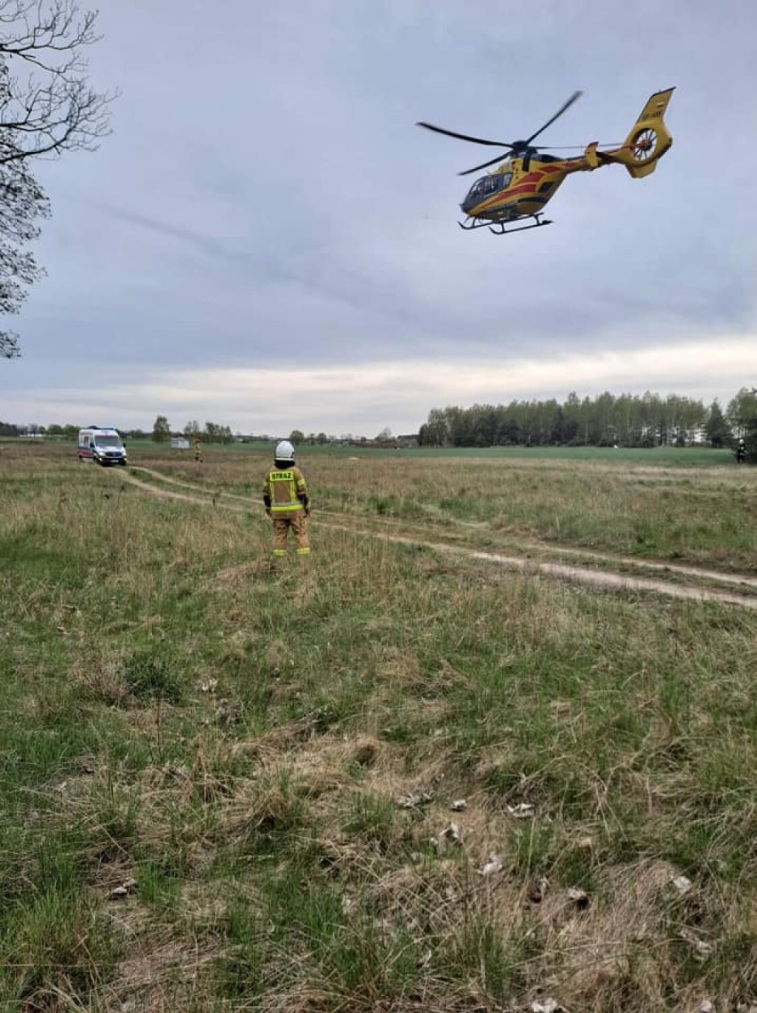 Poważny wypadek w powiecie leszczyńskim. Po rannego motocyklistę wezwano śmigłowiec. Poszukiwani świadkowie zderzenia LPR ZDJĘCIA