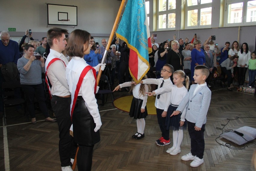 Ślubowanie pierwszoklasistów w Szkole Podstawowej nr 2 w Brzezinach. Po pasowaniu zostali pełnoprawnymi uczniami