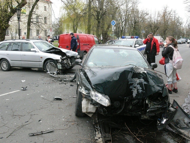 Kierowca mazdy, wyjeżdżając z zatoki parkingowej przy Szkole...