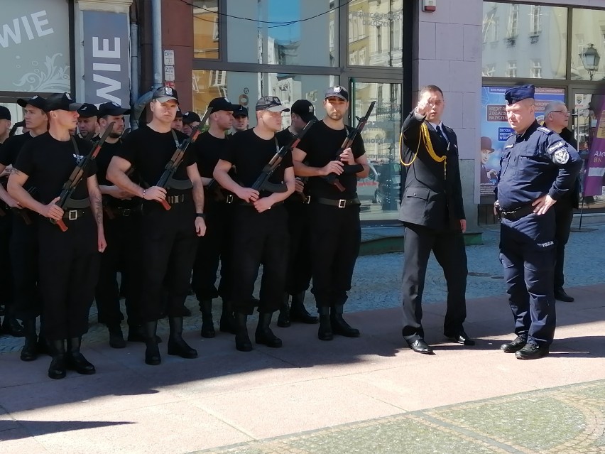 Masa strażaków i policjanci w wałbrzyskim Rynku. Co się dzieje? [ZDJĘCIA] 