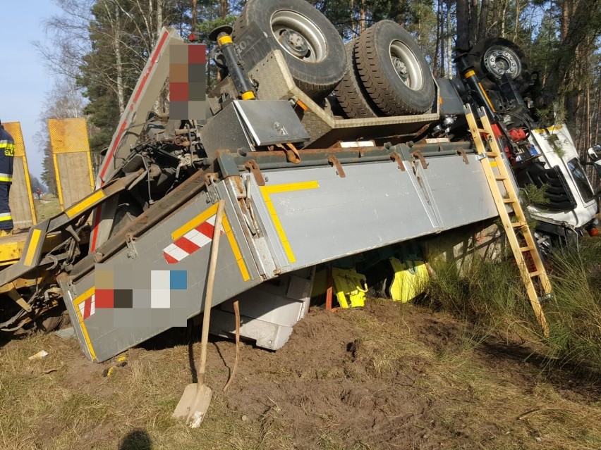 Koszmarny wypadek na DK20 koło Szczecinka. Dachowanie ciężarówki [zdjęcia]