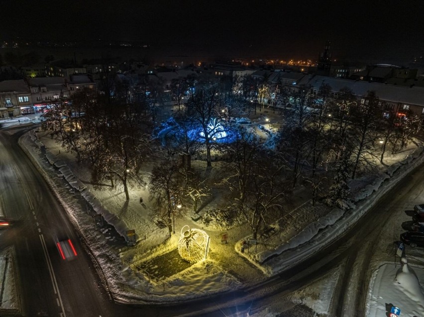 Pińczów w świątecznych iluminacjach. Zobacz piękne zdjęcia Sławka Rakowskiego z drona