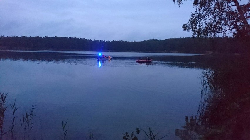 Tragedia nad Jeziorem Srebrnym nieopodal Turawy. 23-letni mężczyzna utonął w nocy podczas kąpieli