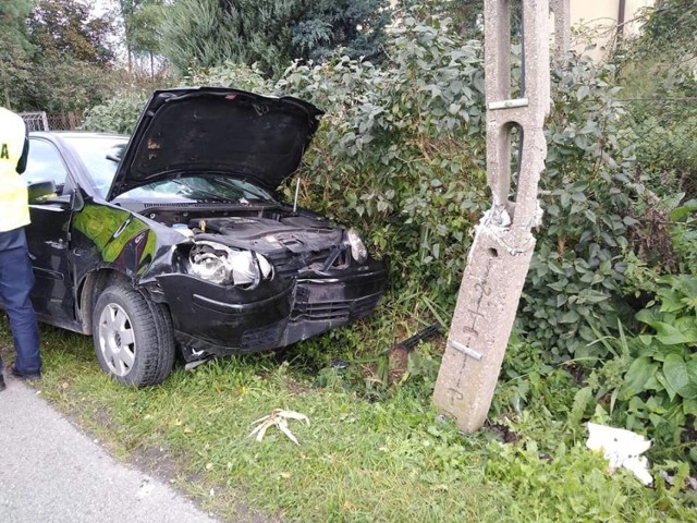 Wypadek w Witowie Kolonii. Samochód zderzył się z motorowerem i uderzył w słup. Jedna osoba ranna 22.09.2021