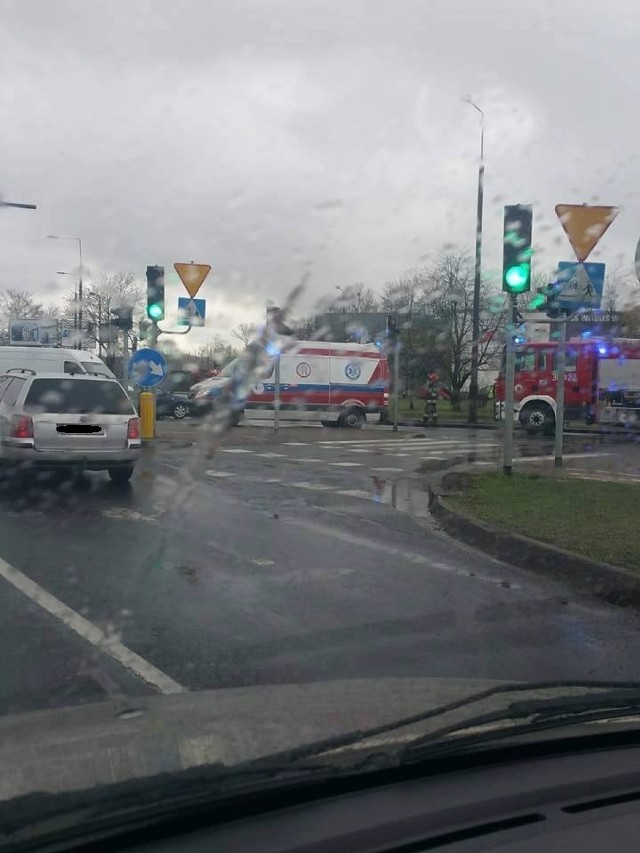 Dziś po godz. 9 rano na skrzyżowaniu ulic Fordońskiej i Kamiennej w Bydgoszczy doszło do wypadku. 

Jak wynika ze wstępnych ustaleń policji kierowca volkswagena golfa wjechał na skrzyżowania przy czerwonym świetle i zderzył się z mercedesem sprinterem. Jedna z osób podróżujących mercedesem została przewieziona do szpitala. Ulica Fordońska była zablokowana do godz. 10.45. 


INFO Z POLSKI - przegląd najciekawszych informacji ostatnich dni w kraju

 

(SZYM)