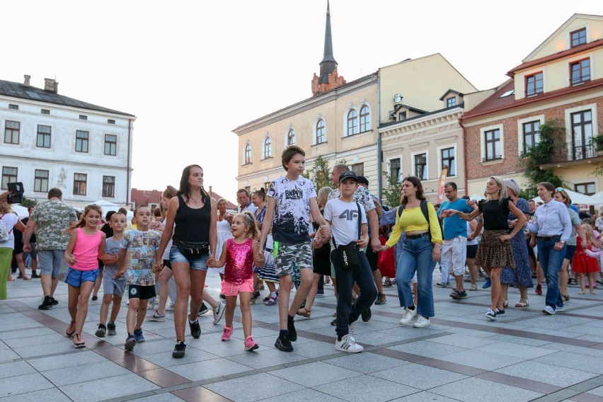 Potańcówki na Rynku w Tarnowie robią tego lata furorę