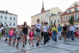 Potańcówki na Rynku w Tarnowie to hit lata 2022! Tarnowianie doskonale bawią się przy muzyce. Zobacz zdjęcia