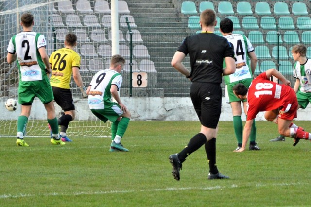 Victoria Jaworzno - Soła Oświęcim 0:2 w półfinale Pucharu Polski zachodniej Małopolski. Roman Terbalyan (nr 18, w czerwonej koszulce) strzela drugą bramkę dla oświęcimian, stawiając pieczęć na ich awansie do finału, w którym zmierzą się z Orłem w Ryczowie.