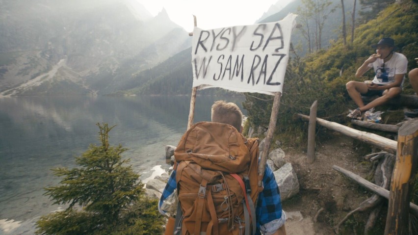 Arek Pasożyt, artysta z Torunia, wyruszył z wyjątkową akcją "Rysy są w sam raz"