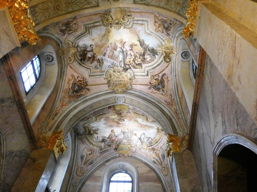 Zakończono kolejny etap trwających prac nad renowacją fresków w klasztorze cysterskim w Jędrzejowie. Zobacz jak wyglądają po odnowieniu