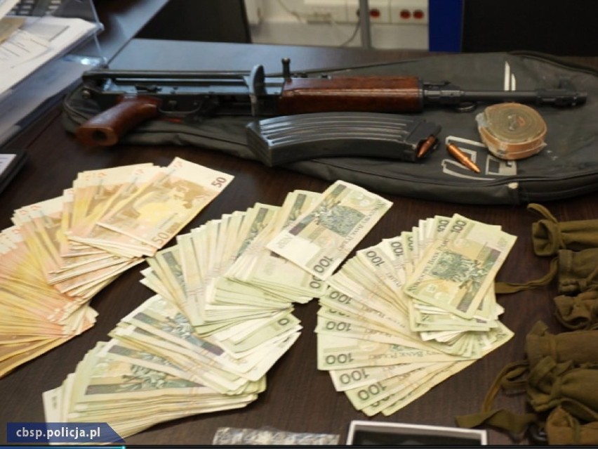 Policjanci z katowickiego CBŚP rozbili międzynarodową grupę handlującą bronią